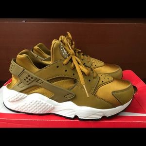 Women’s Gold Nike huraches in size 9